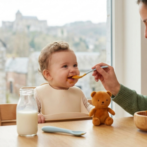 Bébé mange
