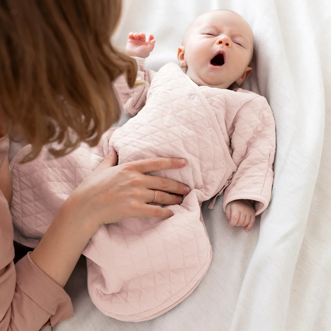 Gigoteuse avec moufles 0-1m été TOG 1.5 Matelassé confort Blush – Image 2